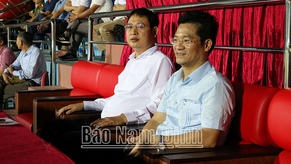 Đồng chí Trần Anh Dũng, Ủy viên Ban TVTU, Phó Chủ tịch Thường trực UBND tỉnh đến sân theo dõi trận đấu.
