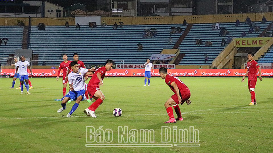 Tình huống tranh chấp bóng giữa các cầu thủ Nam Định (áo trắng) và Hồng Lĩnh Hà Tĩnh (áo đỏ)