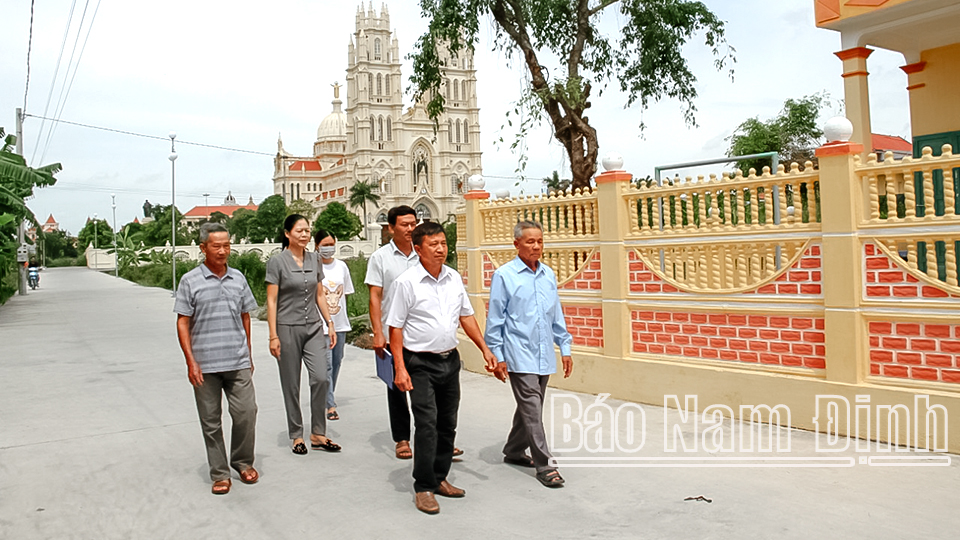 Ban chi ủy chi bộ Phú An, thị trấn Cát Thành (Trực Ninh) cùng các đoàn thể chính trị - xã hội tuyên truyền, vận động nhân dân tích cực tham gia xây dựng nông thôn mới kiểu mẫu.