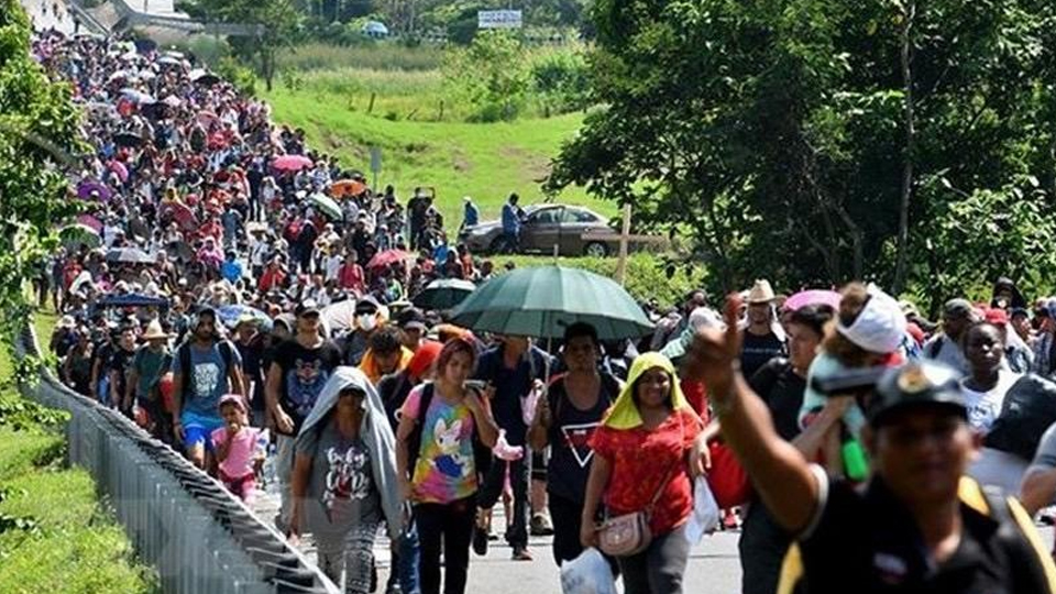 Người di cư di chuyển tại Huixtla, bang Chiapas, Mexico trong hành trình tới Mỹ. (Ảnh: AFP/TTXVN)