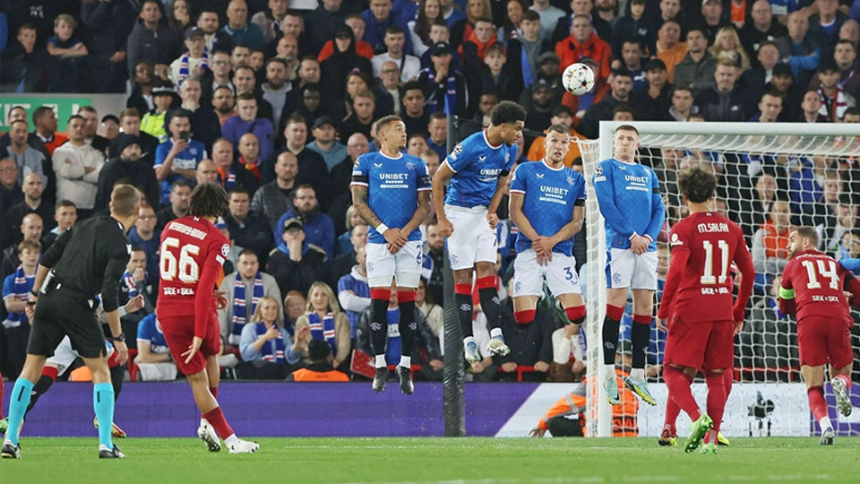 Alexander-Arnold và Salah lập công để mang về chiến thắng cho Liverpool tại lượt ba vòng bảng Champions League. Ảnh: EuroSport.