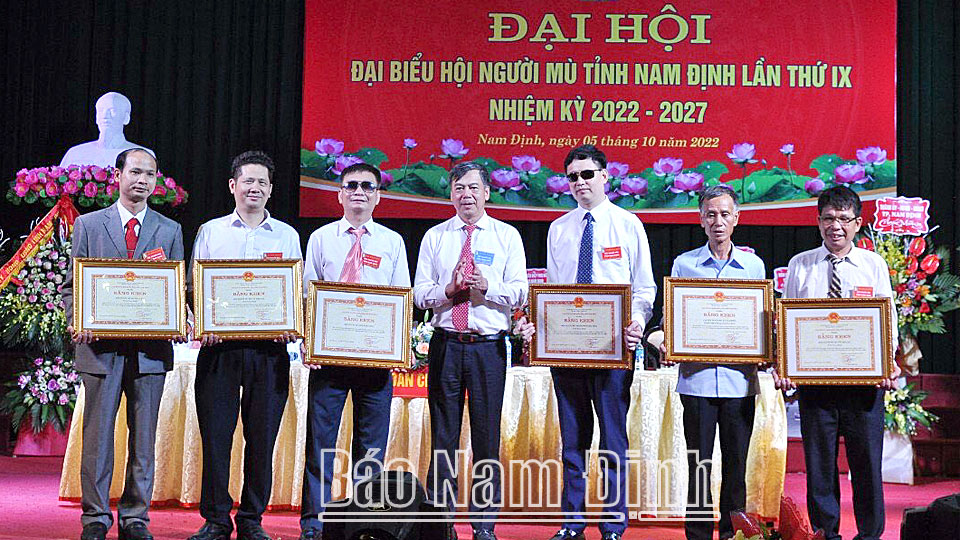 Đồng chí Phó chỉ tịch UBND tỉnh Trần Lê Đoài tặng Bằng khen của UBND tỉnh cho các tập thể, cá nhân đạt thành tích xuất sắc trong công tác Hội nhiệm kỳ 2017-2022.