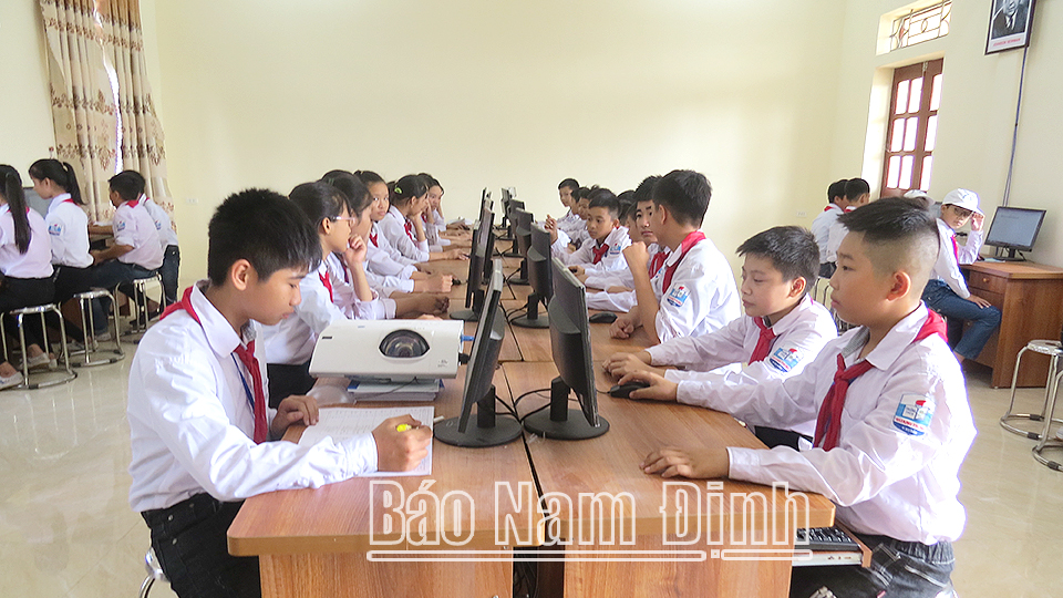Học sinh Trường THCS Quang Trung (Vụ Bản) trong giờ học Tin học.