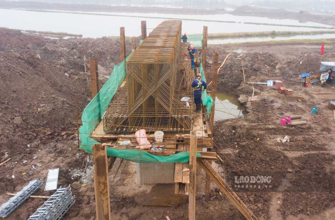 Cầu vượt sông Đáy nối 2 tỉnh Ninh Bình - Nam Định thuộc tuyến đường bộ cao tốc Ninh Bình - Nam Định - Thái Bình - Hải Phòng.