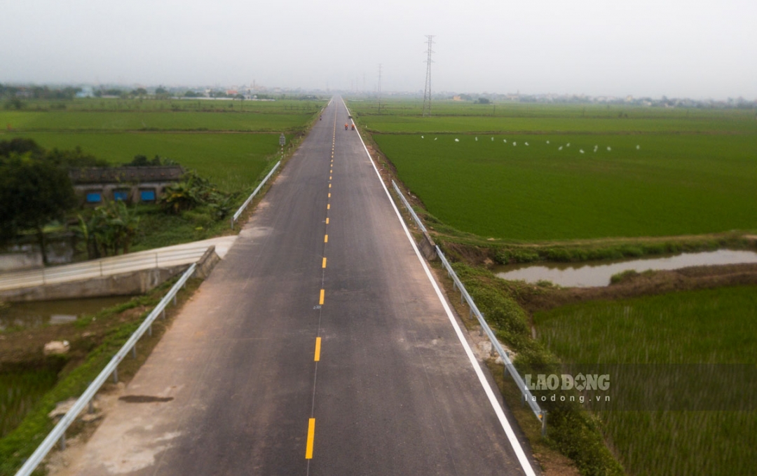 Tuyến đường đi qua địa bàn xã Bạch Long (huyện Giao Thủy, Nam Định) đã gần hoàn thiện hệ thống lan can, vạch kẻ đường.