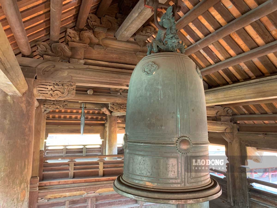 Gác chuông chùa Keo Hành Thiện cũng là một sự kết hợp hài hòa của kiến trúc tam quan nội 5 gian, làm theo kiểu chồng diêm, cao 7m50.